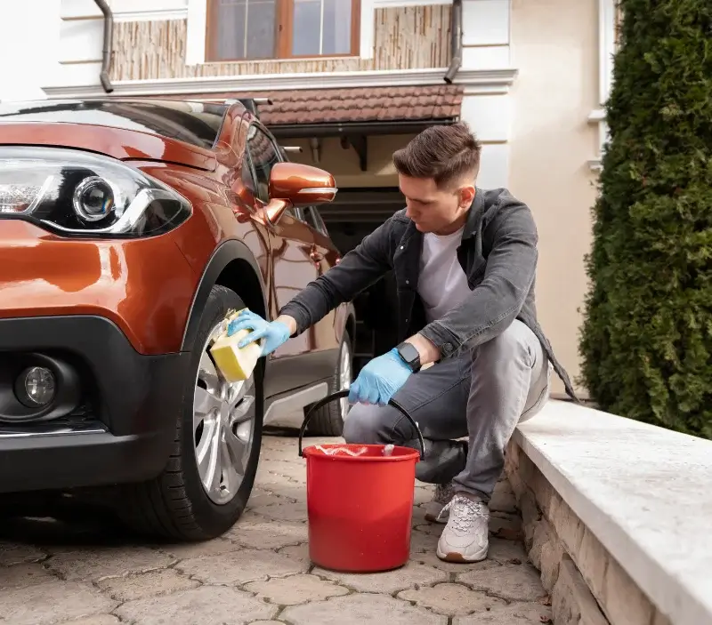 Lavage auto à domicile Conjux : professionnel intervenant sur un véhicule